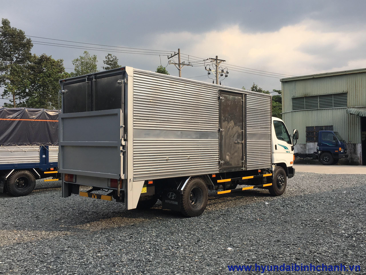 hyundai-110sl-thung-kin-bung-nang.jpg