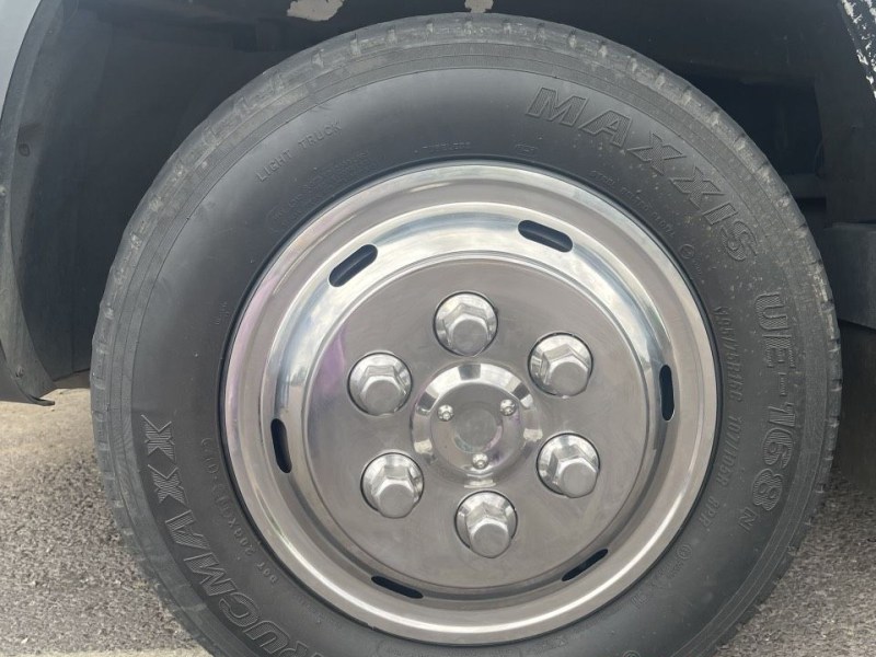 Chụp mâm Inox 304 xe 16 chỗ GAZ IVECO JAC