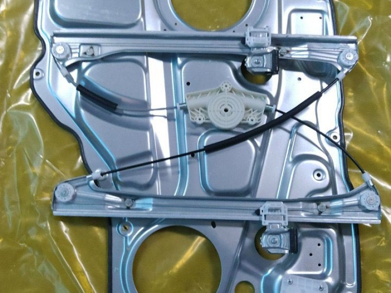 Compa nâng hạ kính Universe 45 chỗ